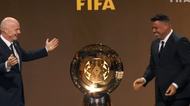 El presidente de la FIFA dio inicio al sorteo mostrando el trofeo que levantará el campeón del mundo. / Foto: FIFA