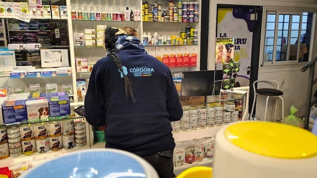 El Ministerio de Bioagroindustria clausuró dos locales por venta ilegal de zooterápicos.