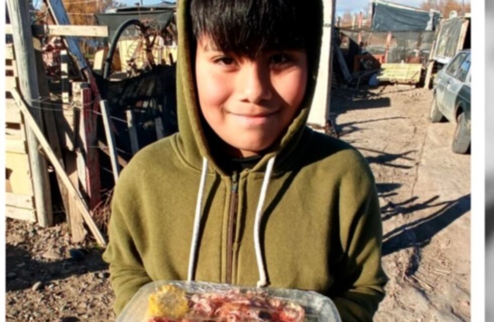 Ángelo, con tan solo 10 años, dedica su tiempo a ayuda a las personas que más lo necesitan repartiendo comida