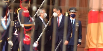 El presidente Alberto Fernández recibe a su par español, Pedro Sánchez, en el ingreso principal de la Casa Rosada, el miércoles 9 de junio de 2021.