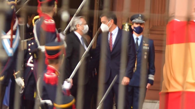 El presidente Alberto Fernández recibe a su par español, Pedro Sánchez, en el ingreso principal de la Casa Rosada, el miércoles 9 de junio de 2021.