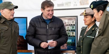 Gustavo Melella en la inauguración de la Carpa del Centro de Excombatientes de Malvinas en la ciudad de Ushuaia.