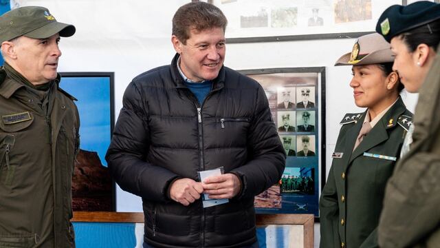 Gustavo Melella en la inauguración de la Carpa del Centro de Excombatientes de Malvinas en la ciudad de Ushuaia.