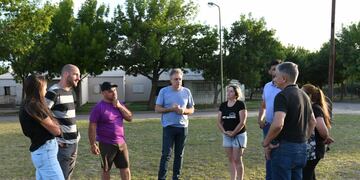 El intendente Luis Castellano y parte de su gabinete con integrantes de la vecinal del barrio Mora