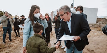 Jalil entregó viviendas en el Loteo Parque Sur