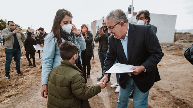 Jalil entregó viviendas en el Loteo Parque Sur