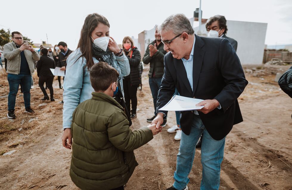 Jalil entregó viviendas en el Loteo Parque Sur