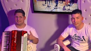 Tomi y "El Tata", los músicos que comparten la música, el colectivo y una banda.