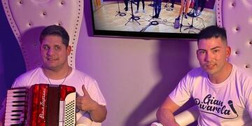 Tomi y "El Tata", los músicos que comparten la música, el colectivo y una banda.