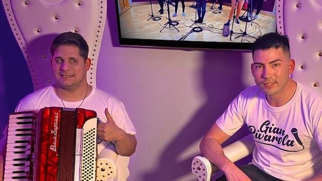 Tomi y "El Tata", los músicos que comparten la música, el colectivo y una banda.