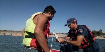 Ambiente hará controles especiales en espejos de agua para el fin de semana largo