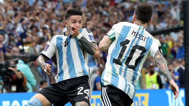 Enzo Fernández celebra el 2 a 0 junto a Messi. Metió un golazo inolvidable. (Prensa Fifa).