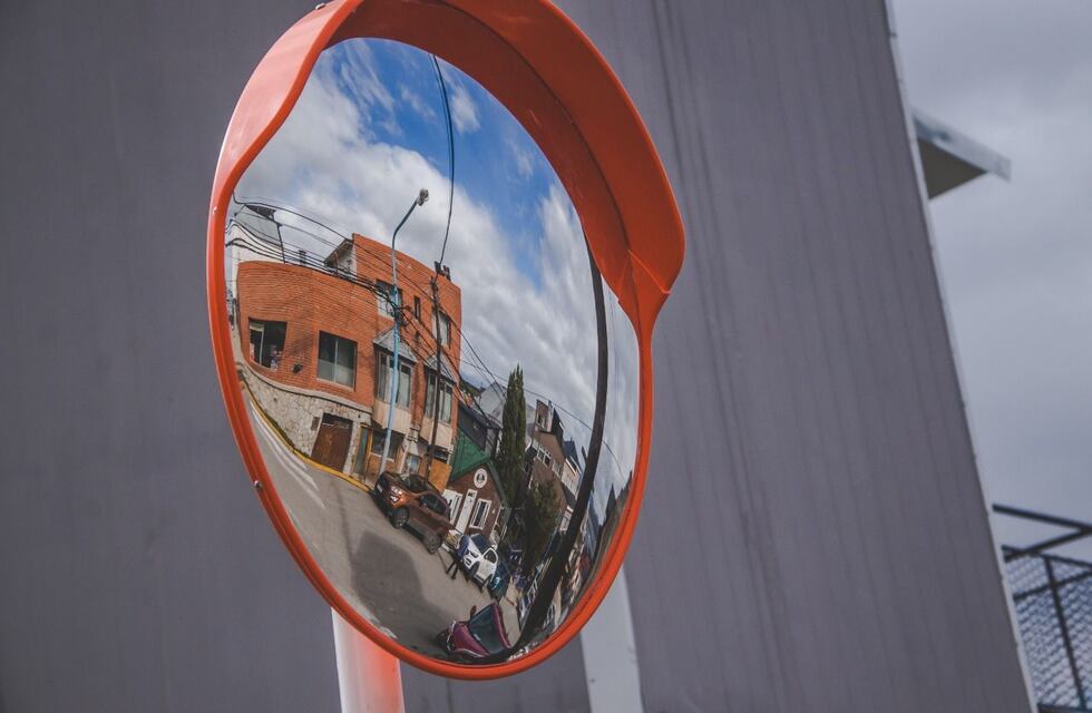 Ushuaia: se colocaron espejos parabólicos de seguridad en la vía pública