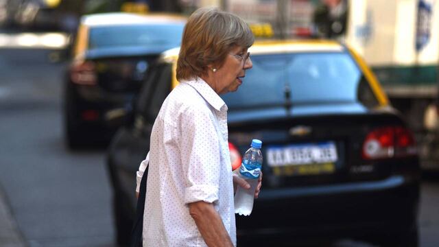 La Municipalidad recomienda tomar agua para evitar el golpe de temperaturas extremas.
