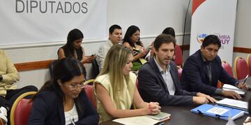 La Comisión de Legislación General de la Legislatura de Jujuy constituyó a sus autoridades para el periodo 2024. El diputado Adriano Morone fue designado su presidente, y la diputada Daniela Vélez vicepresidente (ambos al centro).