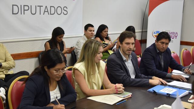 La Comisión de Legislación General de la Legislatura de Jujuy constituyó a sus autoridades para el periodo 2024. El diputado Adriano Morone fue designado su presidente, y la diputada Daniela Vélez vicepresidente (ambos al centro).