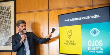 El intendente Ulpiano Suarez puso en marcha el programa de Alarma Comunitaria del Municipio. El primero de los equipos fun ciona en el barrio Cano. Gentileza MCM