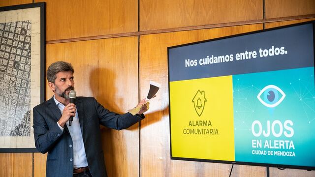 El intendente Ulpiano Suarez puso en marcha el programa de Alarma Comunitaria del Municipio. El primero de los equipos fun ciona en el barrio Cano. Gentileza MCM