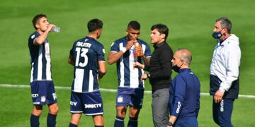 El "Cacique" Medina hablando con sus dirigidos. Después, boca cerrada (Federico López Claro / La Voz).