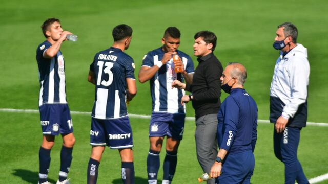 El "Cacique" Medina hablando con sus dirigidos. Después, boca cerrada (Federico López Claro / La Voz).