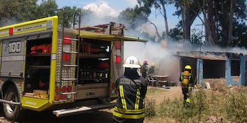 Los bomberos apagaron las llamas pasadas las 13 en Berti al 1100.