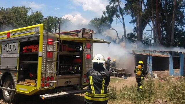 Los bomberos apagaron las llamas pasadas las 13 en Berti al 1100.
