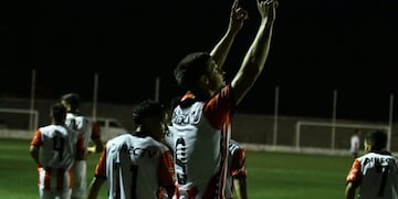 Instituto goleó al puntero Peñarol y se puso a tiro.