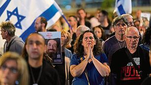 Ruego masivo. Una multitud, en Tel Aviv, reclamó al Gobierno de Israel la liberación de todos los rehenes. En Jerusalén pidieron la destitución de Benjamin Netanyahu. (AP)