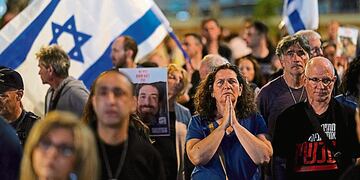 Ruego masivo. Una multitud, en Tel Aviv, reclamó al Gobierno de Israel la liberación de todos los rehenes. En Jerusalén pidieron la destitución de Benjamin Netanyahu. (AP)