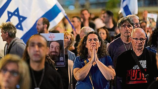 Ruego masivo. Una multitud, en Tel Aviv, reclamó al Gobierno de Israel la liberación de todos los rehenes. En Jerusalén pidieron la destitución de Benjamin Netanyahu. (AP)
