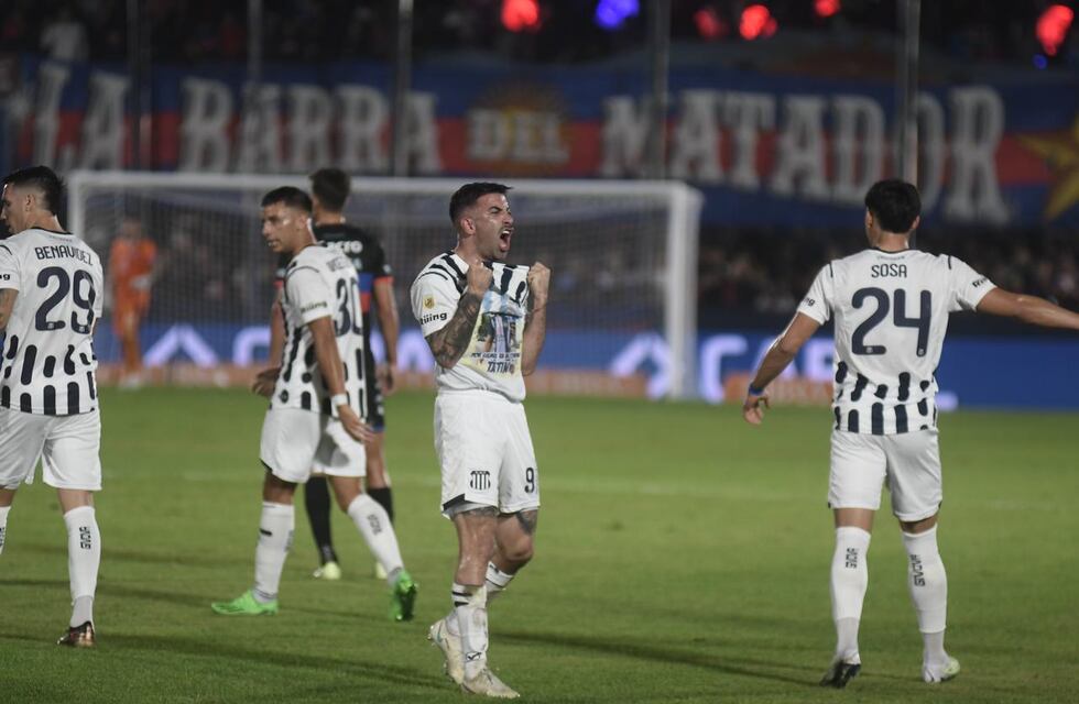Video: apareció el goleador Michael Santos y gana Talleres, con guiño del VAR