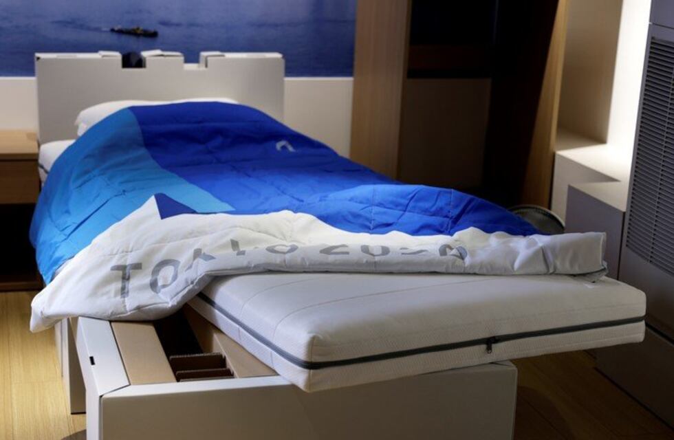 Un entrenador uruguayo probó la resistencia de una cama antisexo de Tokio 2020, y la rompió