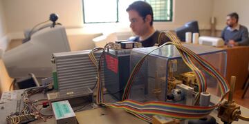 Alumnos de la UNS recuperaron computadoras y las donaron.