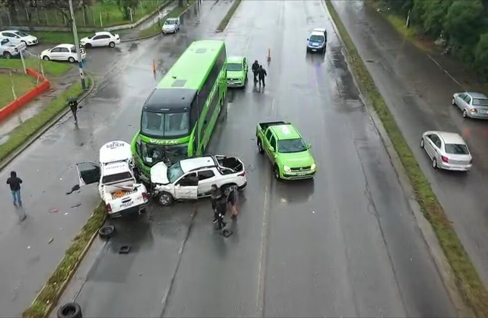 Un paciente psiquiátrico robó un patrullero, se escapó, chocó a un micro y a una camioneta: la salud de los afectados