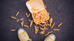 Hay una regla que dice que la comida que se cae al piso se puede comer si no pasan más de 5 segundos. ¿Qué dice la ciencia y un experto en inmunología? (Europa Press)