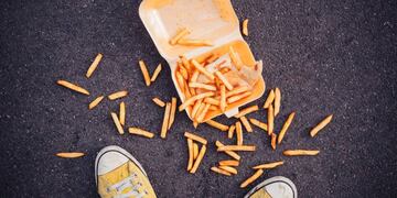 Hay una regla que dice que la comida que se cae al piso se puede comer si no pasan más de 5 segundos. ¿Qué dice la ciencia y un experto en inmunología? (Europa Press)