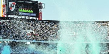 Vuelven los hinchas a los estadios de fútbol en Argentina.