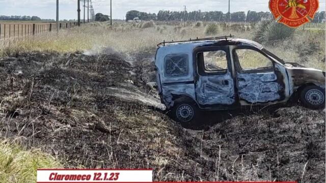 Despiste e incendio de un automóvil en la Ruta 73 camino a Claromecó