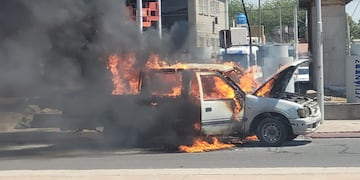 El vehículo se incendió en una reconocida rotonda de la ciudad de Cordoba.
