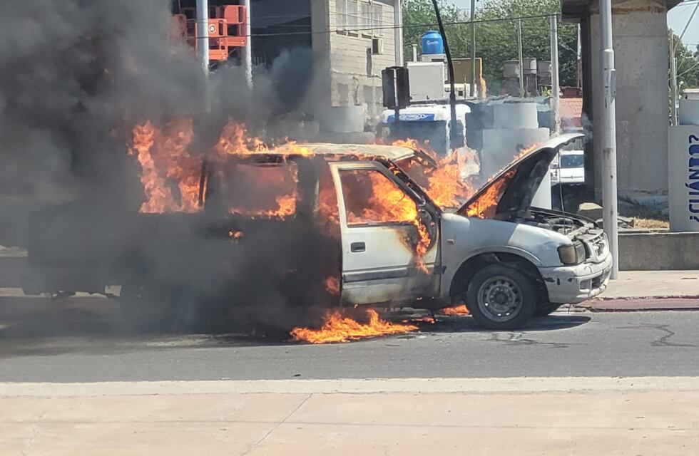 ¡Tensión en Córdoba!: una camioneta se incendió en medio de una transitada rotonda