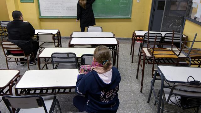 Feriado por Decreto. Mendoza no adhirió y los docentes dieron clases en las escuelas de la provincia. Piden se les pague doble. 
Foto: Orlando Pelichotti