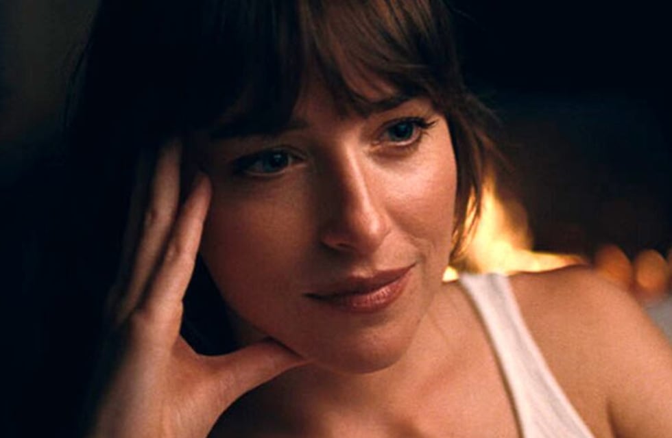 Dónde ver Amores compartidos, la película de Dakota Johnson que muestra el lado más incómodo de las relaciones
