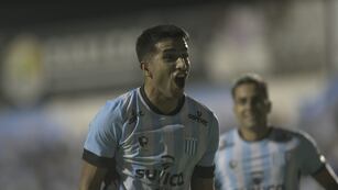 Matías Machado marcó el 1-0 de Racing ante Alvarado en el estadio Miguel Sancho de Nueva Italia (Javier Ferreyra / La Voz).