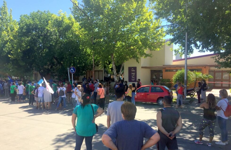 Sindicatos protestan en General  Alvear por la falta de acuerdo entre Osep y las Clínicas