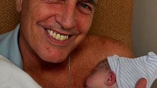 Marley y su hija Milenka haciendo 'skin to skin' momentos después de que ella naciera. (Foto: Instagram @milenka_ok)