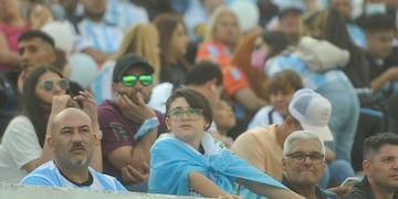 Los hinchas de Racing volvieron a la cancha de Nueva Italia para alentar a su equipo en el partido contra Central Córdoba. (Foto: Javier Ferreyra)