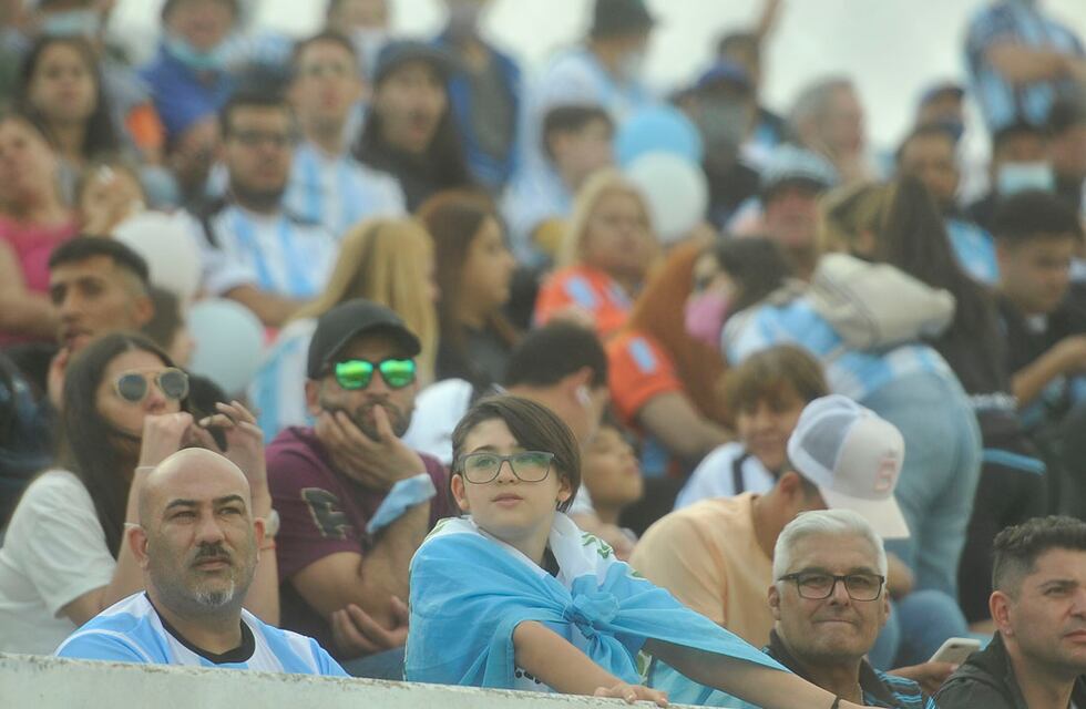 Racing de Nueva Italia decidió que cobrará un bono en el partido del domingo