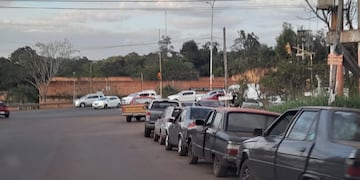 Largas filas para cargar combustible en Puerto Iguazú.