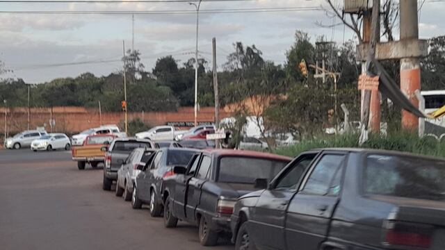 Largas filas para cargar combustible en Puerto Iguazú.