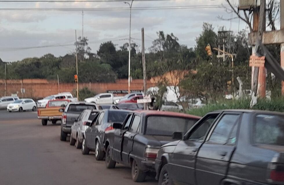 Largas filas para cargar combustible en Puerto Iguazú